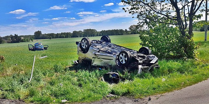 Zderzenie volvo z renault. Jedno z aut dachowało. Dwie osoby w szpitalu 