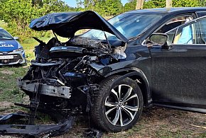 Niebezpieczne zdarzenie w Wycinkach. Lexus uderzył w budynek -22463
