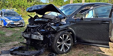 Niebezpieczne zdarzenie w Wycinkach. Lexus uderzył w budynek -22463