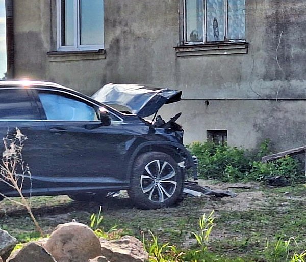 Niebezpieczne zdarzenie w Wycinkach. Lexus uderzył w budynek -22463
