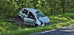 Poważny wypadek w Bolęcinie. Toyota uderzyła w drzewo 