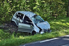 Poważny wypadek w Bolęcinie. Toyota uderzyła w drzewo. Jedna osoba nie żyje-22580