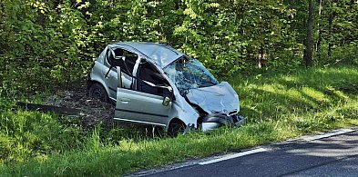 Poważny wypadek w Bolęcinie. Toyota uderzyła w drzewo. Jedna osoba nie żyje-22580