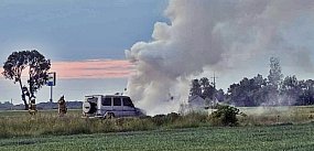 Pożar mercedesa na drodze w gminie Naruszewo 