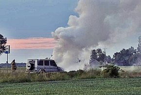 Pożar mercedesa na drodze w gminie Naruszewo -22644