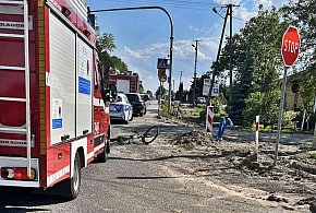 Rowerzysta skręcał w lewo i uderzył w bok volkswagena -22692