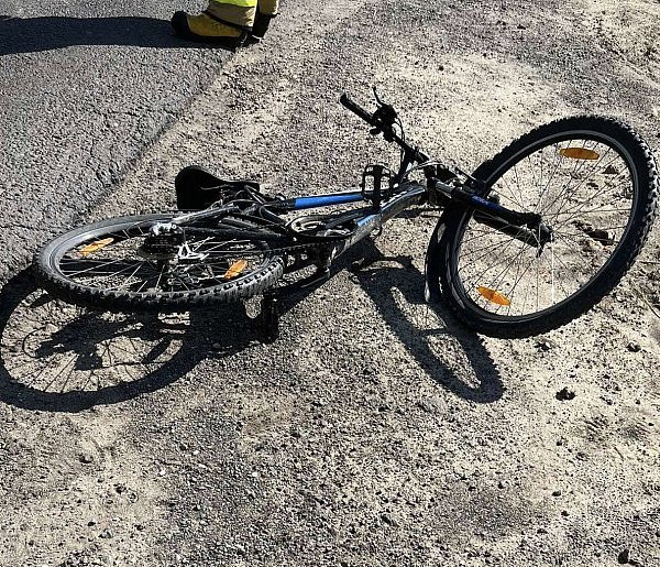 Rowerzysta skręcał w lewo i uderzył w bok volkswagena -22692