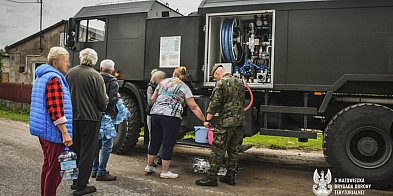 Żołnierze 5 Mazowieckiej Brygady OT dostarczają wodę -22886