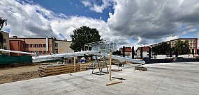 Stadionowa inwestycja: Maszty oświetleniowe w montażu