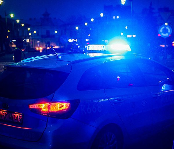 Porzucił auto i uciekał pieszo, ponieważ był poszukiwany listem gończym -23068