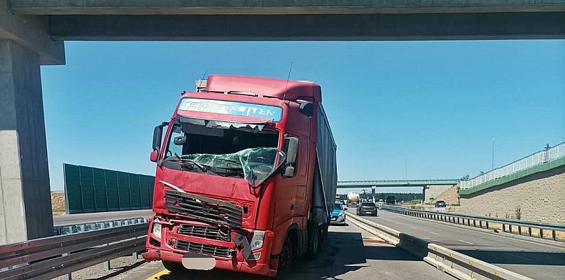 Karambol z udziałem trzech ciężarówek w Kroczewie  - 23145