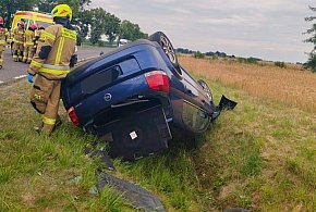 Dachował opel. Dwoje dzieci w szpitalu -23227