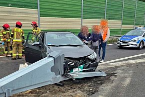 Toyota uderza w barierki na zjeździe w stronę Płońska -23300