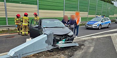 Toyota uderza w barierki na zjeździe w stronę Płońska -23300