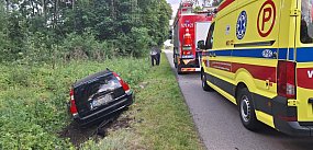 Volvo w rowie. Kierująca autem kobieta miała problem z 