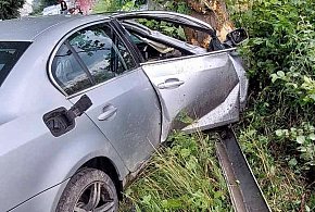 BMW wypadło z drogi i uderzyło w drzewo. Kierowca pijany! -23343