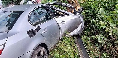 BMW wypadło z drogi i uderzyło w drzewo. Kierowca pijany! -23343