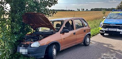 Rozbity opel z kierowcą, który nie powinien prowadzić auta-23379