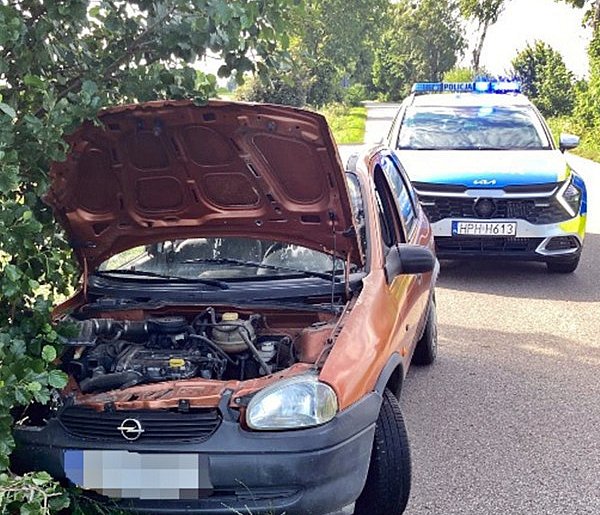 Rozbity opel z kierowcą, który nie powinien prowadzić auta-23379