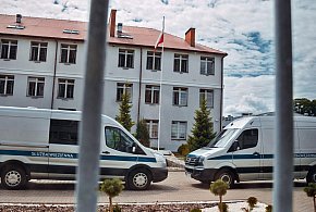 Leżał na chodniku przy Zduńskiej. Był poszukiwany za znieważenie policjantów-23764