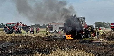 Akcja gaśnicza w Kiełbowie: Pożar kombajnu i zboża-23747