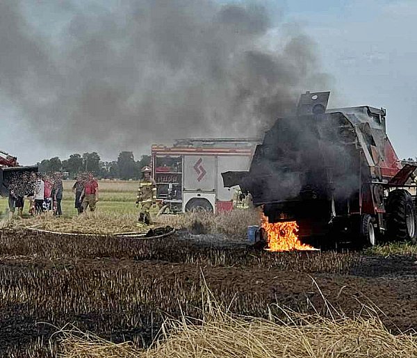 Akcja gaśnicza w Kiełbowie: Pożar kombajnu i zboża-23747