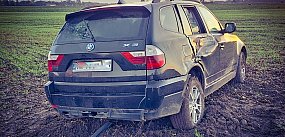 BMW w rowie po zderzeniu z wojskowym Jelczem – ranna pa