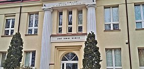 Karetki, nowoczesne łóżka i aparatura