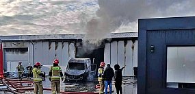 Pożar w hali magazynowej w Załuskach. Na miejscu działa