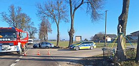 Fiat wpadł w poślizg, zjechał z drogi i uderzył w drzew