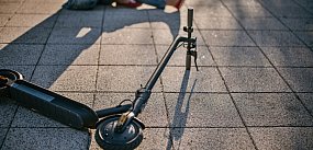 Hulajnogą w samochód. 14-latek pouczony przez policjant