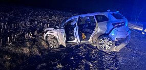 Toyota zahaczyła o tył ciągnika, a zaraz potem zderzyła