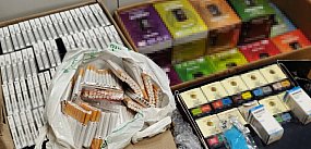 Dwie osoby z narkotykami, a także papierosami i e-papie