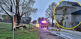 Uszkodzone dachy, powalona na drogi drzewa