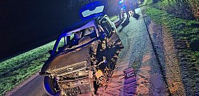 Na środku jezdni stał rozbity opel