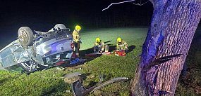 Na drodze krajowej nr 62 volkswagen uderzył w drzewo