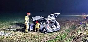 Auto zjechało z drogi, przejechało przez rów i dachował
