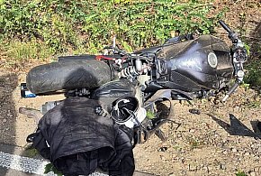 41-latek na łuku drogi stracił panowanie nad motocyklem-24356
