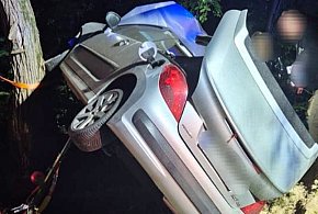 Auto wypadło z drogi, przewróciło na bok, zatrzymując się między drzewami-24374