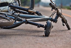 Płońsk: Zderzenie osobowego mercedesa z rowerzystą-24687