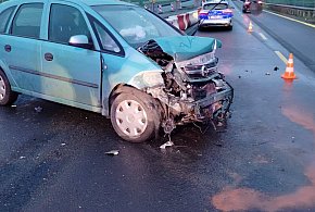 Opel uderza w bariery na ''siódemce''-24705