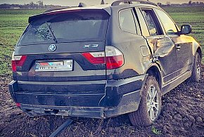 BMW w rowie po zderzeniu z wojskowym Jelczem – ranna pasażerka osobówki-24732