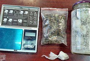 Policja o nietypowych schowkach na narkotyki w domu u 38-letniego mężczyzny-25155