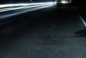 Przy ruchliwej drodze leżał mężczyzna. Uratowała go czujność policjanta-25308