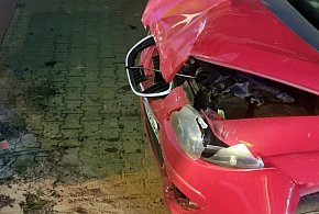 Pijany 18-latek uderzył autem w budynek i uciekł...-25536