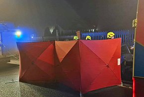 Skoda zjechała z jezdni i uderzyła w ogrodzenie cmentarza. Kierowca nie żyje-25578