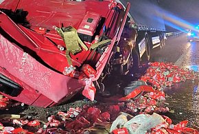 Na ''siódemce'' ciężarówka uderzyła w bariery-25575