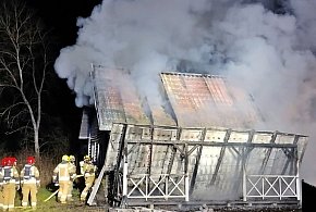 Domek letniskowy w ogniu. Akcja strażaków trwała blisko 5 godzin-25627