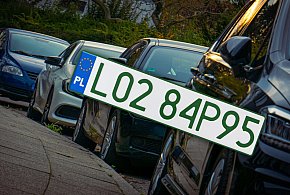 Tablice z zielonymi napisami na kolejnych autach. Nie chodzi o "elektryki"-25651