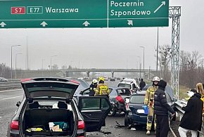 Uwaga! Kraksa czterech samochodów na ''siódemce''. Ślisko na drogach!-25684